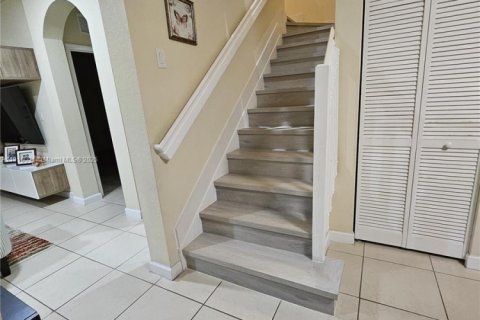 Touwnhouse à vendre à Miami, Floride: 5 chambres, 214.79 m2 № 1970781 - photo 7