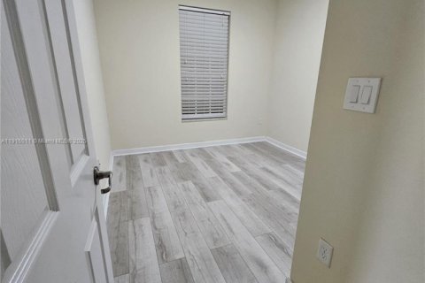 Touwnhouse à vendre à Miami, Floride: 5 chambres, 214.79 m2 № 1970781 - photo 9