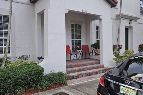 Touwnhouse à vendre à Miami, Floride: 5 chambres, 214.79 m2 № 1970781 - photo 1