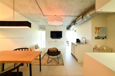 Condo in Miami Beach, Florida, 1 bedroom № 1965027 - photo 1