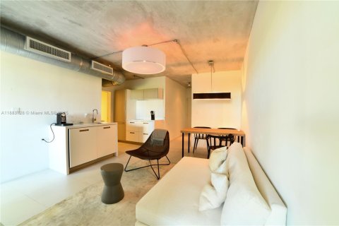 Condo in Miami Beach, Florida, 1 bedroom № 1965027 - photo 2