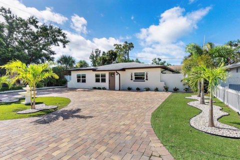 House in Saint Petersburg, Florida 3 bedrooms, 154.59 sq.m. № 2113277 - photo 2