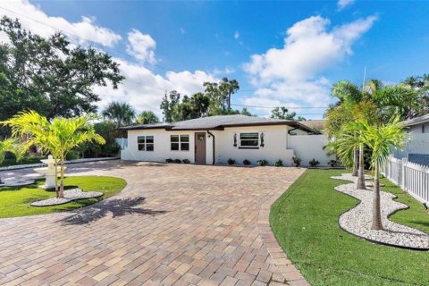 House in Saint Petersburg, Florida 3 bedrooms, 154.59 sq.m. № 2113277 - photo 3