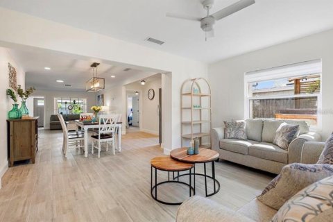 House in Saint Petersburg, Florida 3 bedrooms, 154.59 sq.m. № 2113277 - photo 10