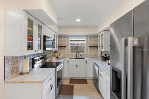 House in Saint Petersburg, Florida 3 bedrooms, 154.59 sq.m. № 2113277 - photo 15