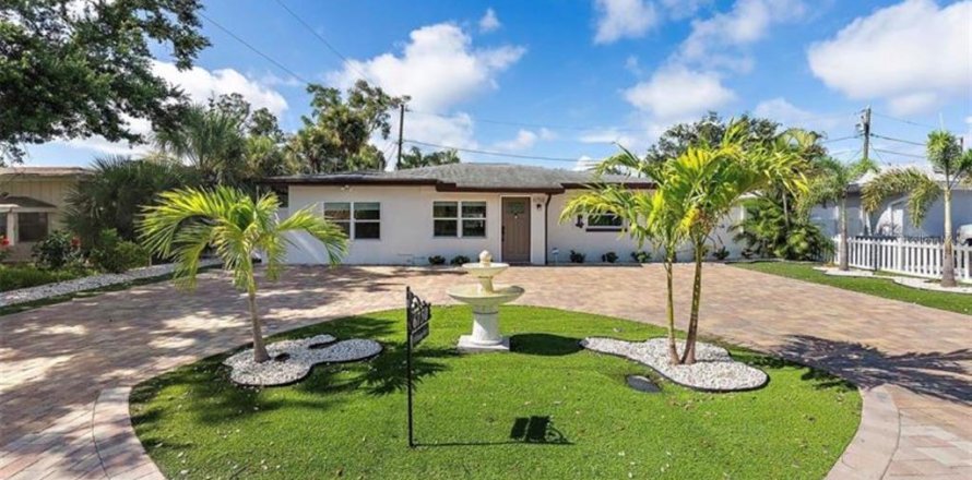 House in Saint Petersburg, Florida 3 bedrooms, 154.59 sq.m. № 2113277