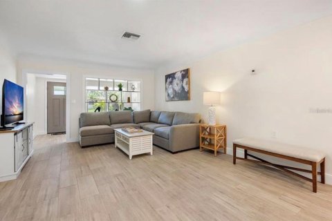 House in Saint Petersburg, Florida 3 bedrooms, 154.59 sq.m. № 2113277 - photo 8