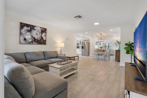 House in Saint Petersburg, Florida 3 bedrooms, 154.59 sq.m. № 2113277 - photo 11