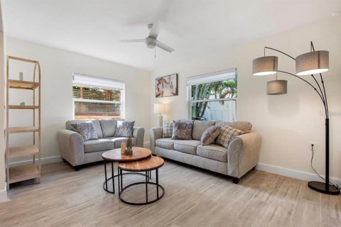 House in Saint Petersburg, Florida 3 bedrooms, 154.59 sq.m. № 2113277 - photo 12