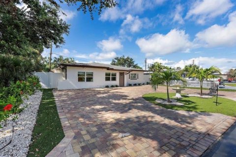 House in Saint Petersburg, Florida 3 bedrooms, 154.59 sq.m. № 2113277 - photo 4