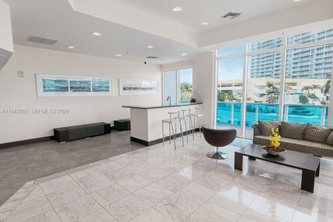 Condo in North Bay Village, Florida, 2 bedrooms  № 1999351 - photo 7