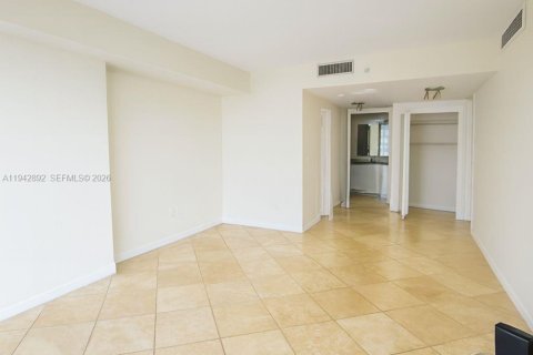 Condo in North Bay Village, Florida, 2 bedrooms  № 1999351 - photo 30