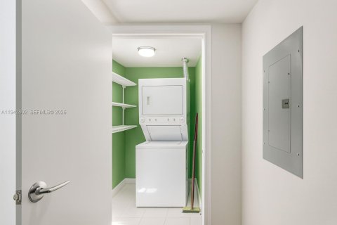 Condo in North Bay Village, Florida, 2 bedrooms  № 1999351 - photo 26