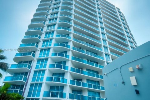 Condo in North Bay Village, Florida, 2 bedrooms  № 1999351 - photo 5