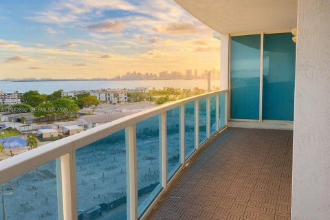 Condo in North Bay Village, Florida, 2 bedrooms  № 1999351 - photo 29