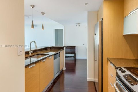 Condo in North Bay Village, Florida, 2 bedrooms  № 1999351 - photo 24