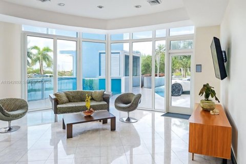 Condo in North Bay Village, Florida, 2 bedrooms  № 1999351 - photo 8