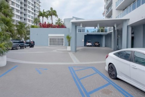 Condo in North Bay Village, Florida, 2 bedrooms  № 1999351 - photo 6