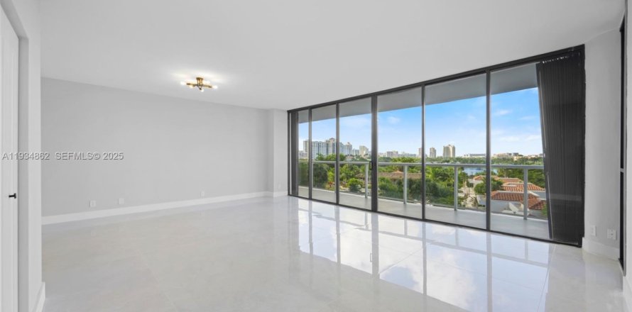 Кондоминиум с 3 спальнями в Авентура, Флорида № 1993039