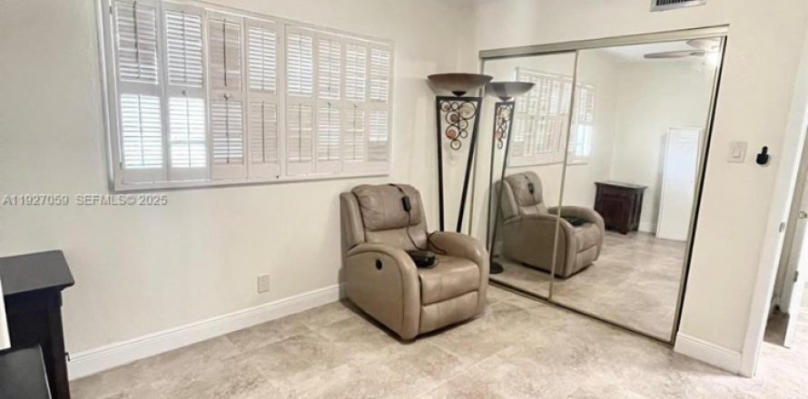 Кондоминиум с 2 спальнями в Маргит, Флорида № 1985969