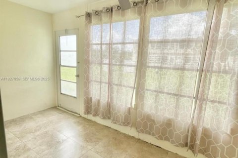 Купить кондоминиум в Маргит, Флорида 2 спальни, 91.97м2, № 1985969 - фото 3