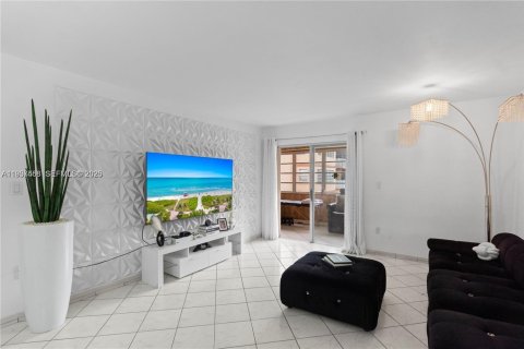 Copropriété à vendre à Hialeah, Floride: 2 chambres, 92.72 m2 № 1996001 - photo 2
