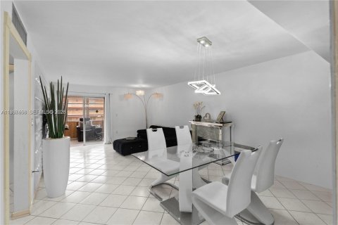 Copropriété à vendre à Hialeah, Floride: 2 chambres, 92.72 m2 № 1996001 - photo 4