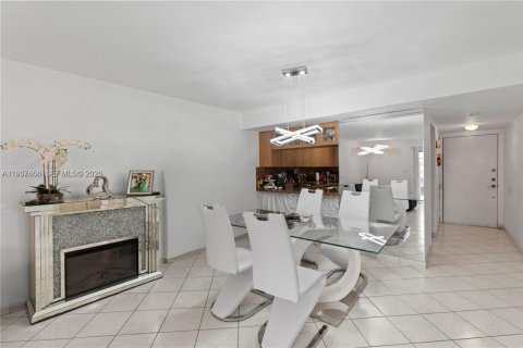 Copropriété à vendre à Hialeah, Floride: 2 chambres, 92.72 m2 № 1996001 - photo 1