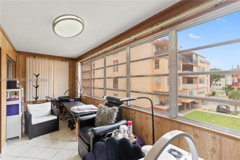 Copropriété à vendre à Hialeah, Floride: 2 chambres, 92.72 m2 № 1996001 - photo 11