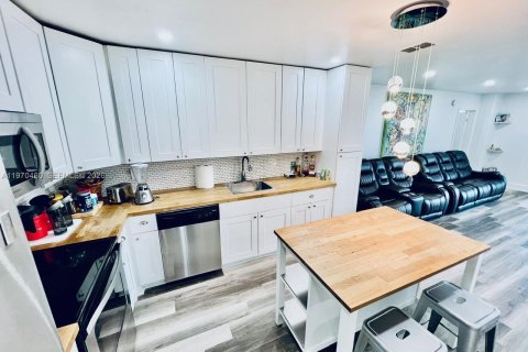 Condominio en venta en North Miami, Florida, 2 dormitorios, 109.62 m2 № 2033009 - foto 2