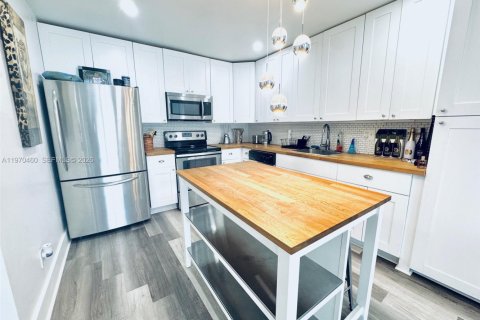Condominio en North Miami, Florida, 2 dormitorios № 2033009