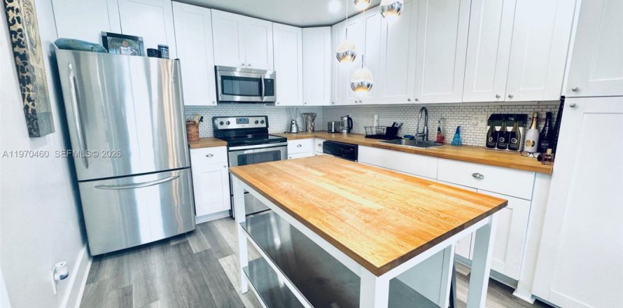 Condominio en North Miami, Florida, 2 dormitorios № 2033009