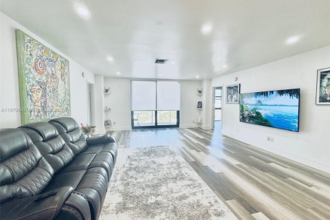 Condominio en venta en North Miami, Florida, 2 dormitorios, 109.62 m2 № 2033009 - foto 11