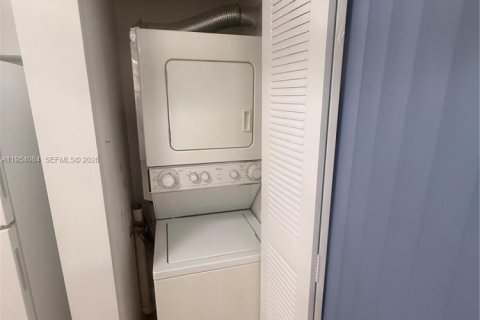 Copropriété à louer à Pembroke Pines, Floride: 2 chambres, 95.88 m2 № 2010051 - photo 8