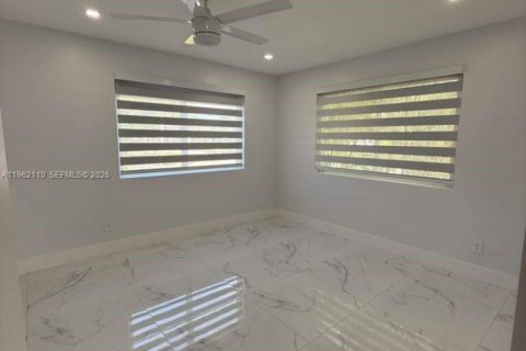 Снять в аренду виллу или дом в Катлер-Бей, Флорида 3 спальни, 146.41м2, № 2024819 - фото 24