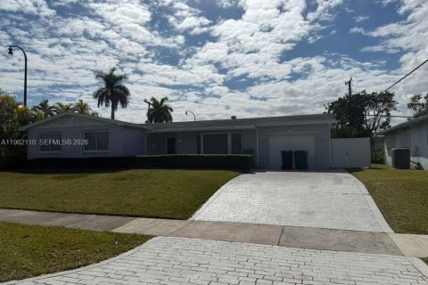 Снять в аренду виллу или дом в Катлер-Бей, Флорида 3 спальни, 146.41м2, № 2024819 - фото 2