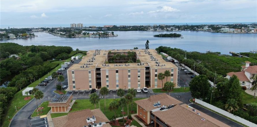 Condominio en Largo, Florida, 2 dormitorios № 1817331
