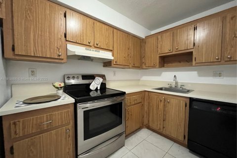 Condominio en Sunrise, Florida, 2 dormitorios  № 2054274