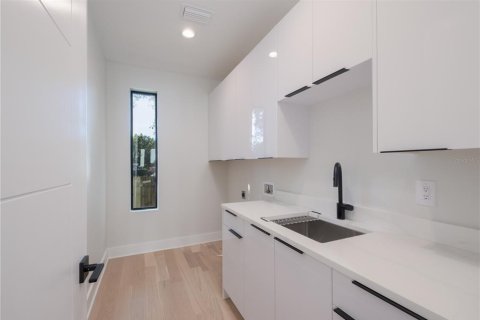 House in Tampa, Florida 5 bedrooms, 325.16 sq.m. № 1194294 - photo 16