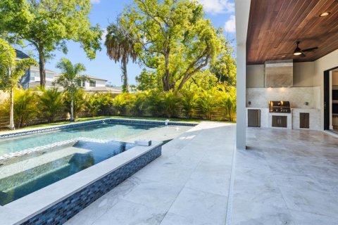 House in Tampa, Florida 5 bedrooms, 325.16 sq.m. № 1194294 - photo 4