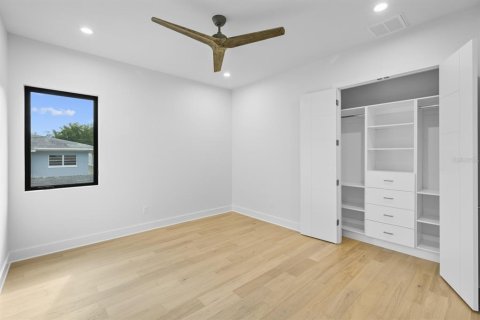 House in Tampa, Florida 5 bedrooms, 325.16 sq.m. № 1194294 - photo 24