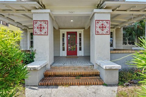 House in Saint Petersburg, Florida 3 bedrooms, 226.03 sq.m. № 2238195 - photo 9