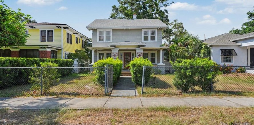 House in Saint Petersburg, Florida 3 bedrooms, 226.03 sq.m. № 2238195