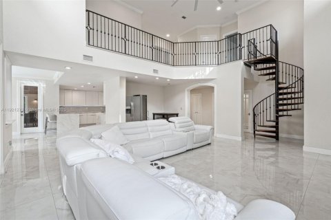 Villa ou maison à vendre à Miami Lakes, Floride: 7 chambres, 755.57 m2 № 1975869 - photo 17