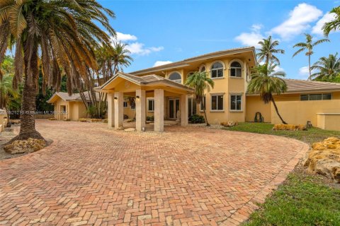 Villa ou maison à vendre à Miami Lakes, Floride: 7 chambres, 755.57 m2 № 1975869 - photo 2