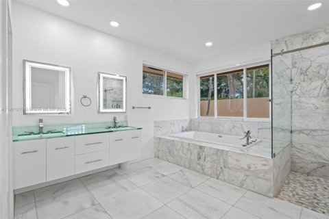 Villa ou maison à vendre à Miami Lakes, Floride: 7 chambres, 755.57 m2 № 1975869 - photo 30