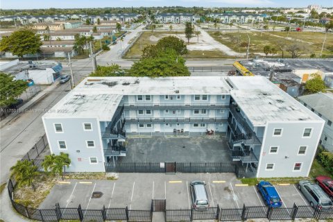 Снять в аренду квартиру в Майами, Флорида 1 спальня, 1561.87м2, № 1692468 - фото 13