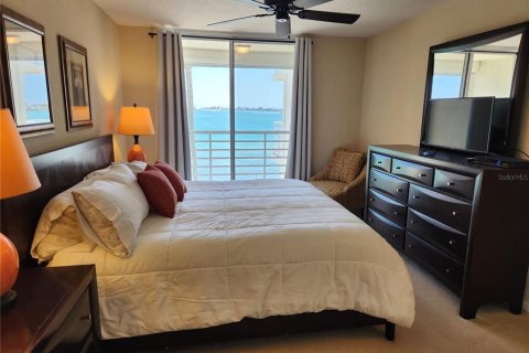 Condo in Saint Petersburg, Florida, 2 bedrooms  № 2205952 - photo 10