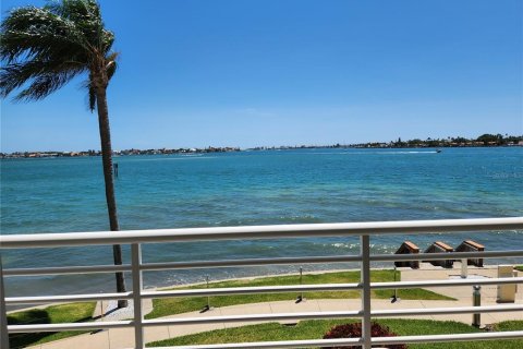 Condo in Saint Petersburg, Florida, 2 bedrooms № 2205952
