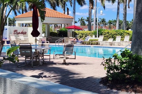 Condo in Saint Petersburg, Florida, 2 bedrooms  № 2205952 - photo 19
